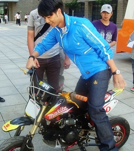 袁成杰《铠甲勇士》惊魂 骑特技摩托险丧命(图