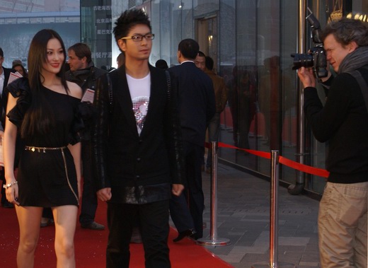 杜俊泽出席法国影展开幕黑色潮服亮相夺人眼球