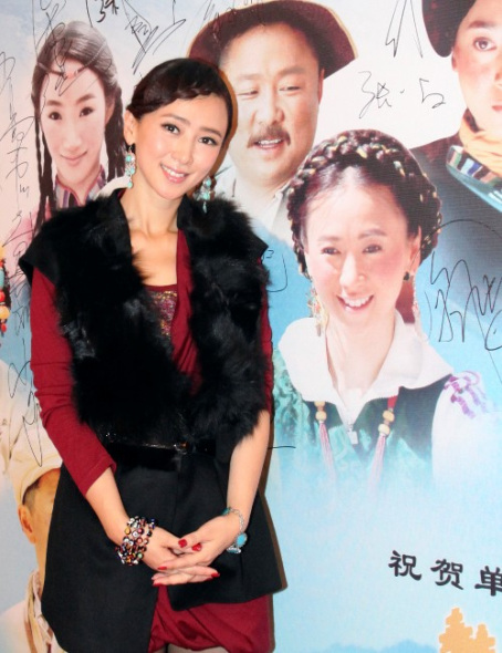 翁虹亮相《康定情歌》首映星妈变身朴实村干部