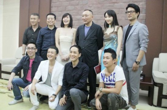 《建党剧组》在深圳，前排左一为包贝尔
