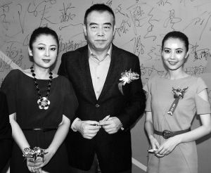 凯歌（左）日前曝光了新片计划，高圆圆（右）“被猜测”是新片的女主角。（资料图片）