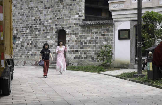 《<em>财神客栈</em>》上映 <em>火龙女</em>黄奕片场玩穿越(图)_