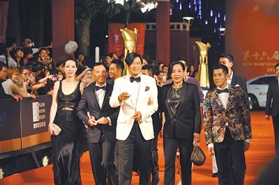 甄子丹景甜上影节开幕红毯遭遇乌龙配