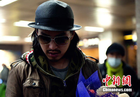 李威低调现身哈尔滨机场