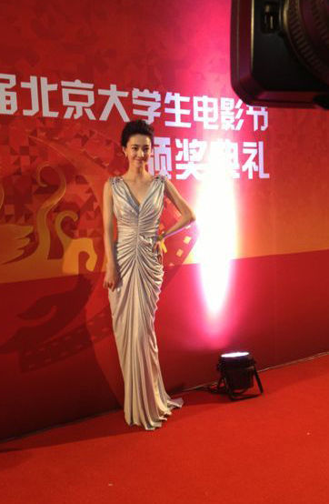 组图王丽坤深v长裙性感亮相大影节红毯