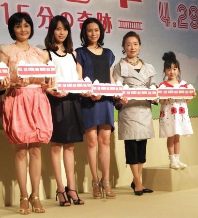左起南果步、户田惠梨香、中谷美纪、宫本信子、芦田爱菜出席电影《阪急电车》完成报告见面会