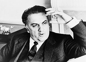  ѵơᣨFederico Fellini1920120ճСȰϷţС󡢺Ӱӡ̣Ϊʱ־дͻ1944꣬ΪֺͱˡĳС͡ս𡷵Ĵ1950꣬˺ϵԼײĻƷմһײƷ1953꣬˵˹Ӱʨ1954꣬·ĳɹٴξ۽˵ߣɴŻ1961꣬״νӴٸ˼룬֮ġ˲롷Ҷħ񻰡ŵߡ롶Ů˳ǡжܷ˼Ӱ졣    һӮĴΰ˹Ƭ˹ʨ۵ɵӰڽ鵽ԴʽӰ˲롷1963꣩ƬѡӰѡӰʷʮѡ    1993꣬ᱻ˹ɾͽͬ1031ղšΪйᣬϹ̿֯ר˷ѫ¡ĵӰӰͬʱͺĵӰݣ桢Ⲽˡϲ˹˹ϡסķ˹ͼ￨ȡ