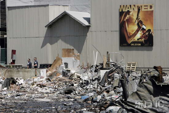 组图：好莱坞环球影城火灾大火过后一片狼藉