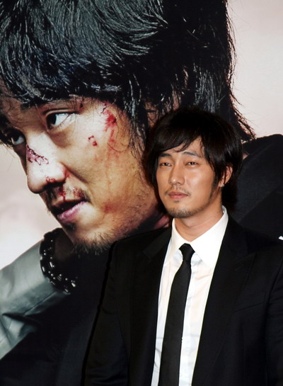 谛\/\/卢洪哲对柳真过度亲密引起网民公愤\/\/韩女