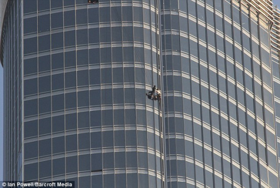组图:汤姆-克鲁斯在世界最高的建筑上玩特技