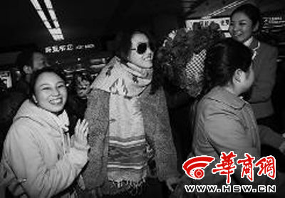 周海媚引起粉丝追捧 本报记者王警摄.jpg