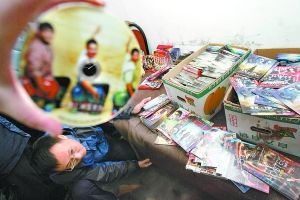 贺岁片盗版盘惊现市场 警方查处上千张(图)