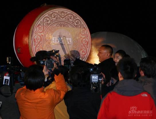 韩三平擂鼓助威