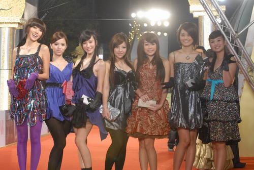 图文:台湾金马奖红毯黑涩会美眉点燃现场气氛