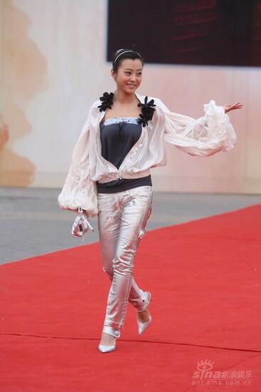 图文：《功夫之王》首映--郝蕾微笑挥手致意影迷