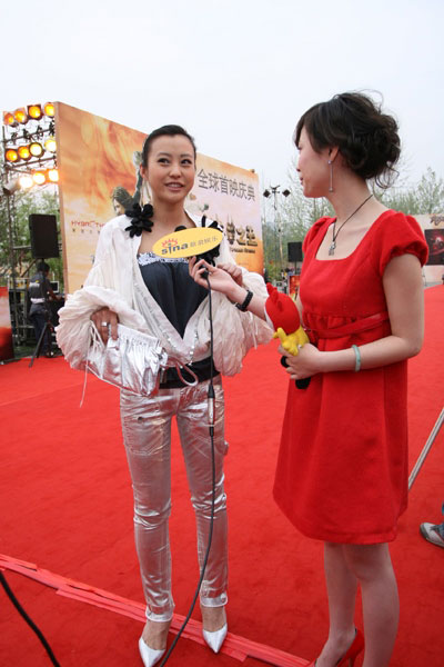 图文：《功夫之王》专访郝蕾接受采访调皮依然