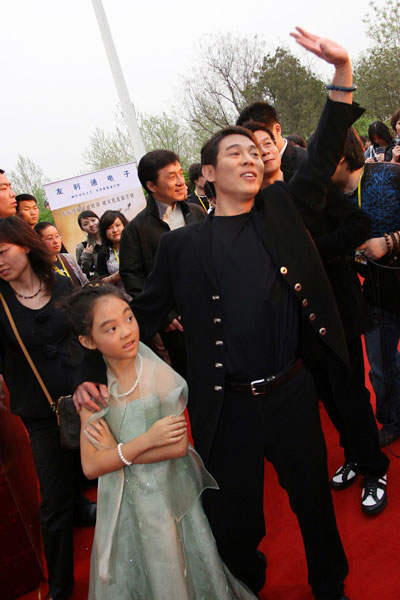 不管是自己佩戴佛珠,李连杰还让爱女也带上佛