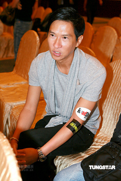 图文:《保持通话》宣传--张家辉接受访问