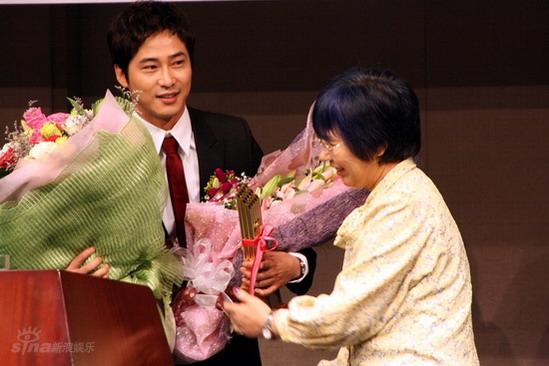 文:第28届韩国影评奖颁奖--日本奶奶级影迷献花