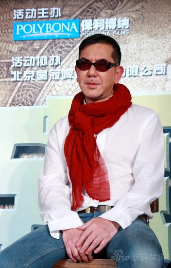 图文:《金钱帝国》首映--黄秋生红围巾