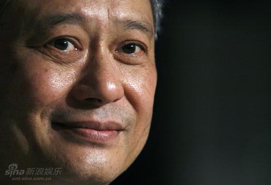 李安凝视斯汤顿 李安的表情很复杂