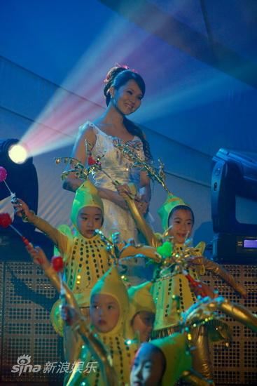 图文:儿童电影节闭幕-伊能静演唱