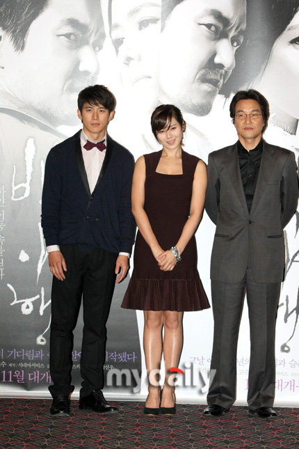 图文:韩国影片《白夜行》首映式-三人合影