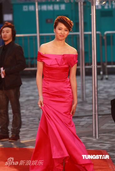 组图梁咏琪红色长裙现身高贵华美宛如女神