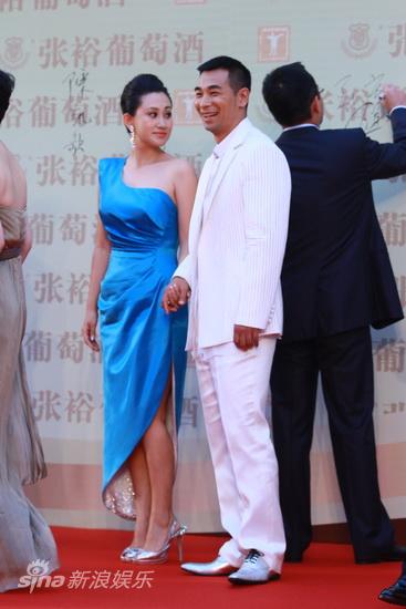 图文:上海电影节开幕红毯-赵文卓与妻子
