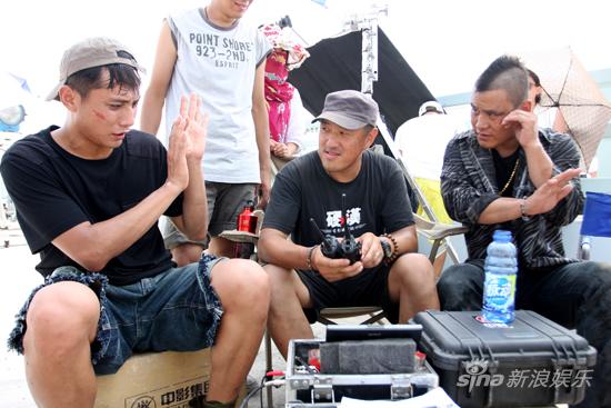 图文:《硬汉2》热拍-导演与两位演员交流
