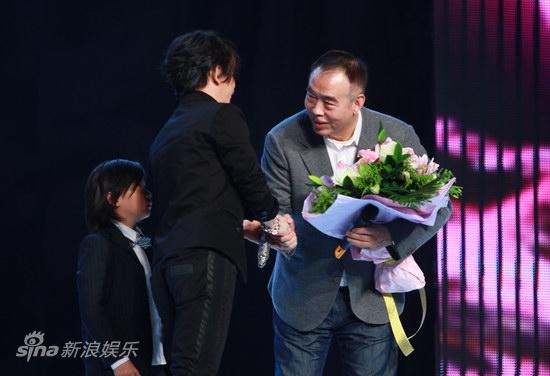新浪娱乐讯 11月26日,陈凯歌新片《赵氏孤儿》在北京首映。当晚剧组主创参加央视《首映》节目录制。陈凯歌在节目尾声向爱妻陈红当众表真情,惹得陈红险些落泪;孙红雷则作为一个意外出现在现场,向陈凯歌送了一封无字的信。图为陈凯歌接受献花 。 郑福德/图
