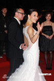 组图：陈冲白色拖地晚装亮相宛如天鹅皇后