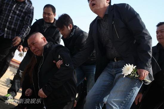 郭德纲率德云社哭祭侯耀文 质疑安葬日选期(图)