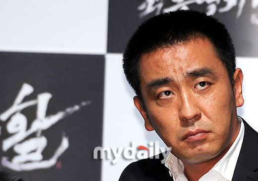 图文:《最终兵器 弓》首映-柳承龙表情严肃_影音娱乐_新浪网