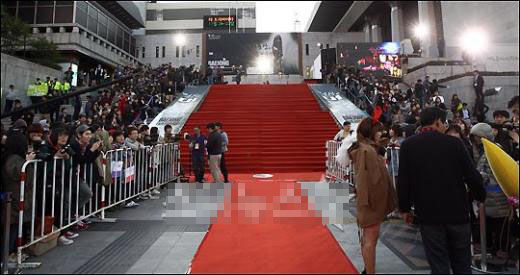 图文:第48届韩国大钟电影节红毯-红毯仪式准备