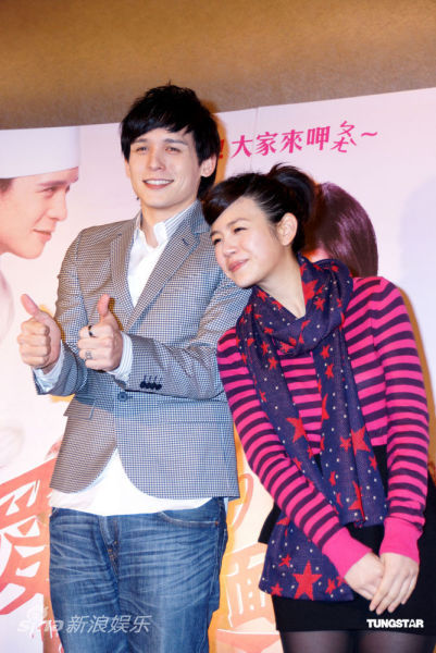 图文:《爱的面包魂》庆功-陈妍希倪安东台上合