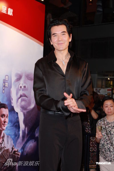 在香港举行首映礼,导演乌尔善携主创杨幂(微博)和费翔现身为电影宣传