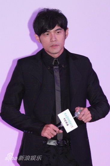 图文:周杰伦亮相北京-周杰伦帅气抢镜