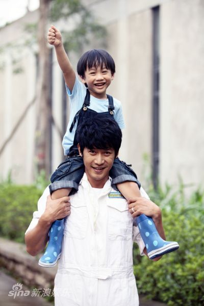 图文:《新妈妈》剧照-陆毅与迷你彬合作愉快