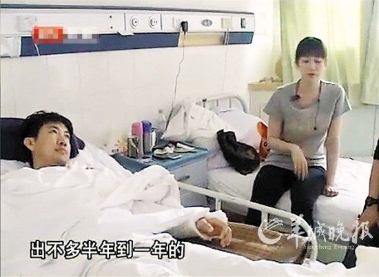 李小冉在病房照顾受伤的鄢泼
