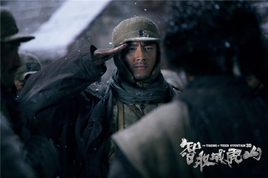 林更新帅气首长现身