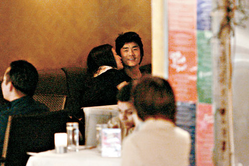 关之琳前男友黄家诺餐厅示爱 女友撒娇送吻【图】