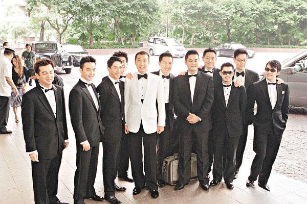 陈慧琳穿婚纱走动要六人帮忙 <em>兄弟姐妹</em>银黑配