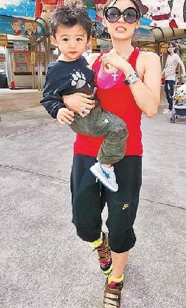 张柏芝带儿游台行头不马虎 戴名表大秀时尚【图】