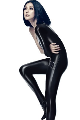 大小S塑胶衣拍狂野写真 挑战肢体<em>张力</em>极限(图