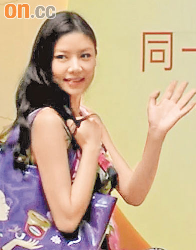 乐基儿大方谈婚事 自创“举手不答”应付传媒