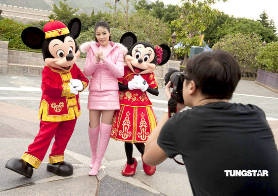 陈慧琳与米老鼠秀亲密 迪士尼特备御寒法宝【图】