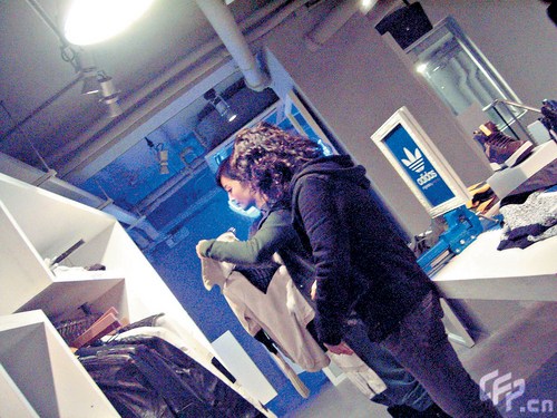  阿sa得男友郑中基支持 心情好添装换新造型