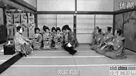 但刘谦穿着唐装给扮演日本天皇的演员下跪,还一副受宠若惊的表情,非常