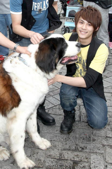 陈奕和师弟为宠物游行爱犬“林志玲”没带来